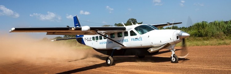 Un Exploitant Avec Un Avion Sans Pilote Sur La Piste Image éditorial -  Image du ville, obliger: 219291915